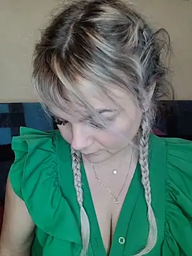 candy queeen online show from December 2, 2025, 8:19 am