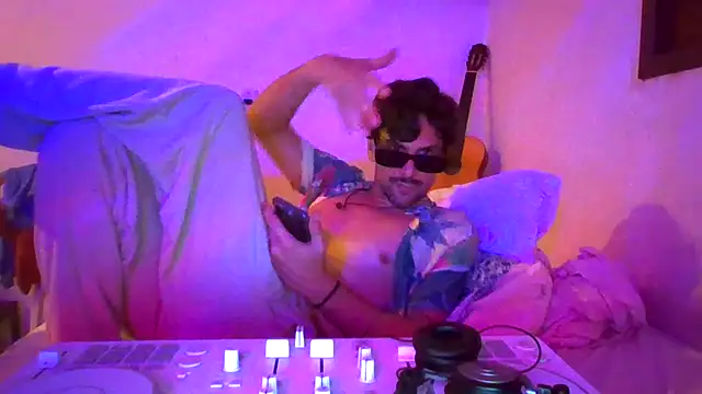 couplemilk online show from February 3, 2026, 1:37 am