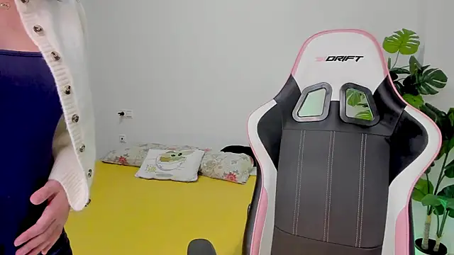 Adriennesexxx online show from February 6, 2025, 5:51 pm