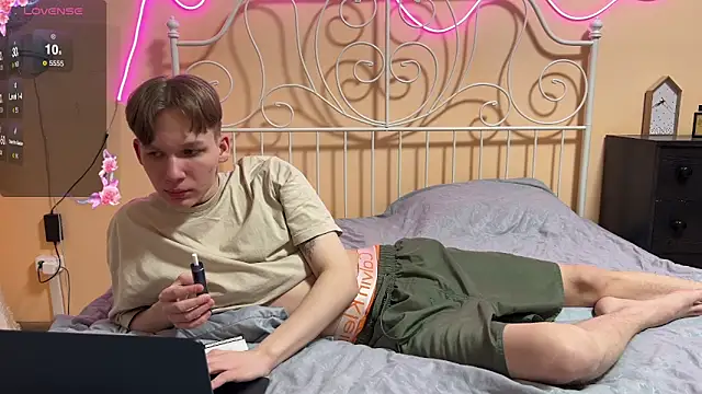 Snapshot of gay_boyss chatting on March 18, 2025, 6:15 pm gay boyss online show from March 18, 2025, 6:15 pm