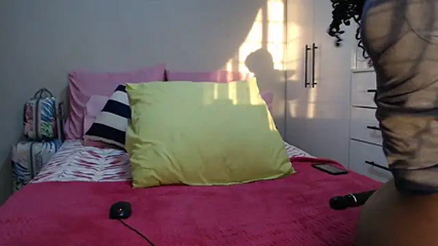 Amberbela online show from April 3, 2026, 4:21 am