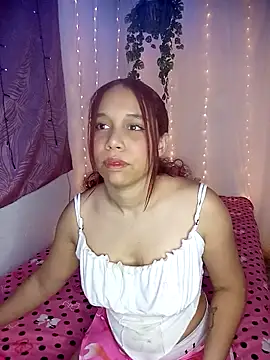 Snapshot of emma-19- chatting on May 7, 2026, 6:52 am emma-19- online show from May 7, 2026, 6:52 am