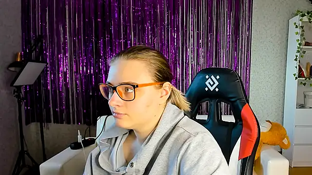 Seductive She Wolf online show from March 17, 2025, 7:35 am