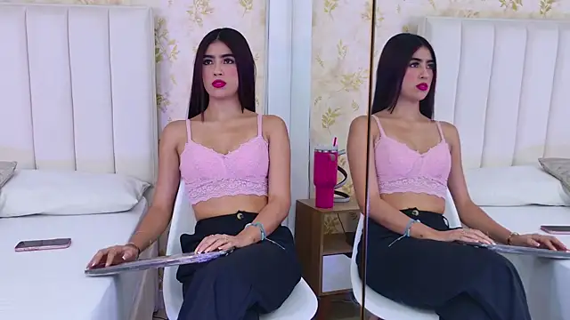 Mia-Monroe online show from September 8, 2025, 7:46 pm