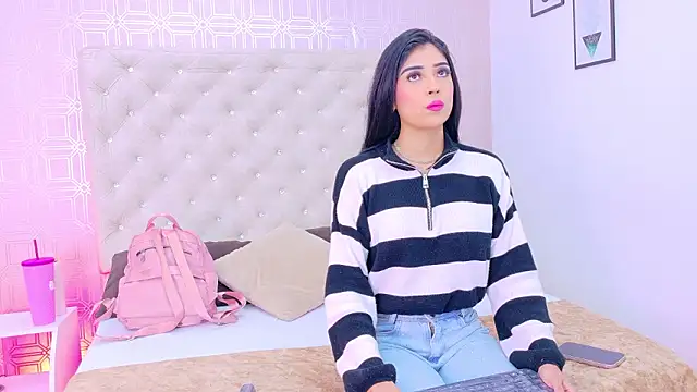 Mia-Monroe online show from February 1, 2026, 7:45 pm