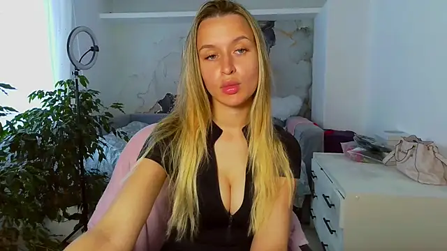 Snapshot of Submissive_love chatting on June 13, 2026, 1:53 pm Submissive love online show from June 13, 2026, 1:53 pm