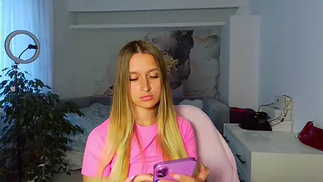 Snapshot of Submissive_love chatting on June 18, 2026, 5:39 pm Submissive love online show from June 18, 2026, 5:39 pm