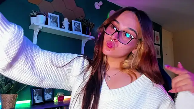 Snapshot of evy_orange1 chatting on April 24, 2026, 12:13 am evy orange1 online show from April 24, 2026, 12:13 am