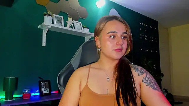 Snapshot of evy_orange1 chatting on June 3, 2026, 12:02 am evy orange1 online show from June 3, 2026, 12:02 am