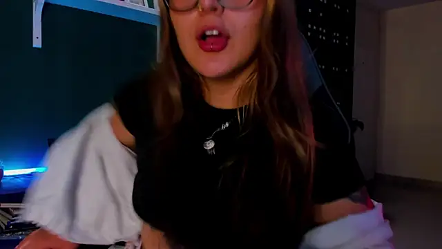 Snapshot of evy_orange1 chatting on June 5, 2026, 12:28 am evy orange1 online show from June 5, 2026, 12:28 am