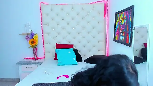 DAFNNEE ROSS online show from January 12, 2025, 12:23 pm