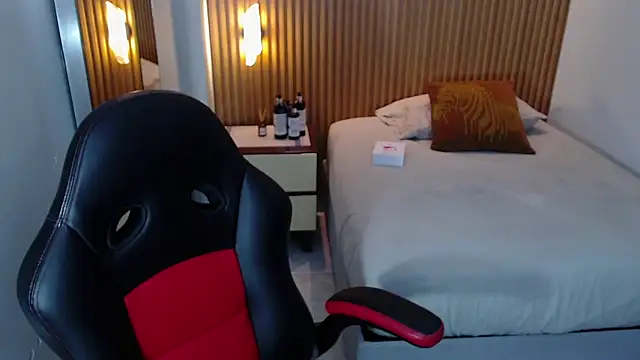 LUCYAMARS1 online show from November 7, 2025, 12:27 pm