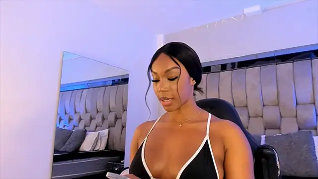 ChaynnaCooper online show from February 10, 2025, 3:32 pm