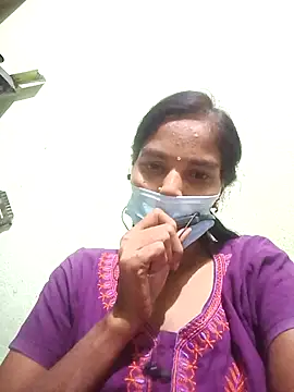 anusiya01 online show from November 17, 2025, 4:57 pm