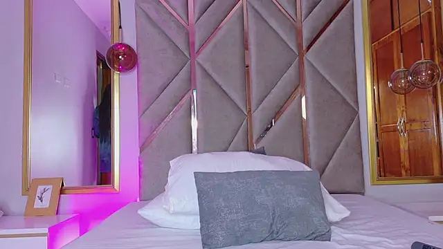 Lola King online show from February 19, 2025, 8:33 am