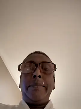 mamakarma1403 online show from April 19, 2026, 11:51 pm