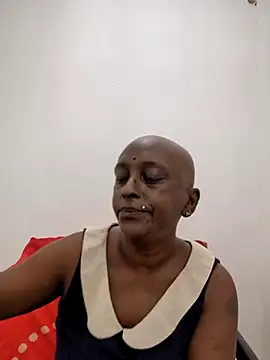 mamakarma1403 online show from May 16, 2026, 1:43 pm