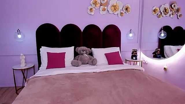 ZaraBloom online show from March 18, 2025, 3:31 pm