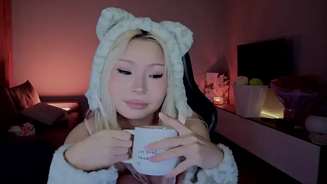 RileyMee online show from April 22, 2026, 3:42 am