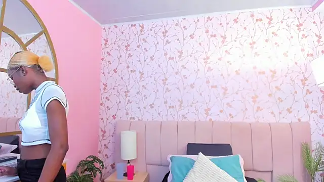 amber-hill online show from November 18, 2025, 7:07 pm