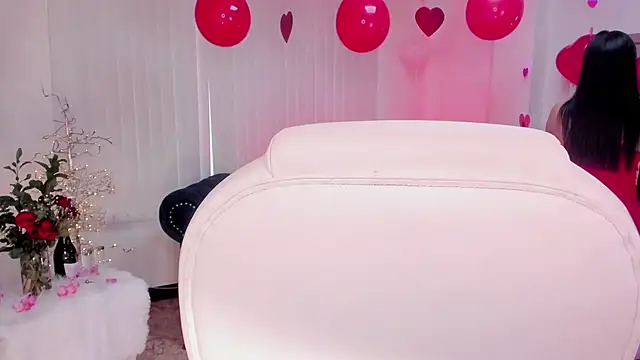 naomii campbell  online show from February 14, 2025, 12:57 pm