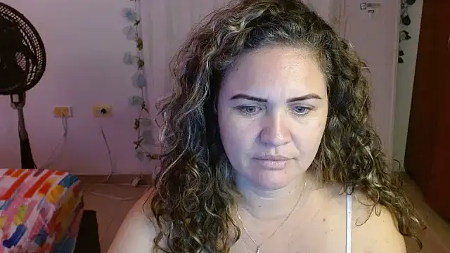 helenca43 online show from September 10, 2025, 1:11 pm