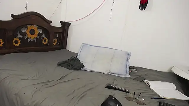 DominaLeona online show from March 5, 2025, 11:27 pm