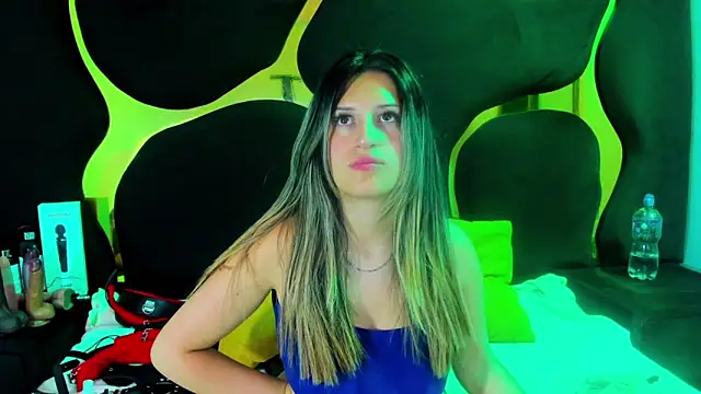 GiaRoussel online show from December 3, 2025, 4:16 pm