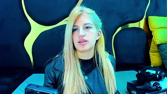 Snapshot of GiaRoussel chatting on December 19, 2025, 3:08 pm GiaRoussel online show from December 19, 2025, 3:08 pm