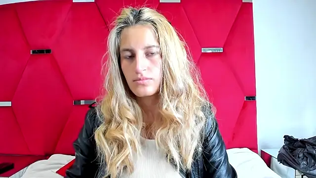 Snapshot of GiaRoussel chatting on February 2, 2026, 7:45 pm GiaRoussel online show from February 2, 2026, 7:45 pm