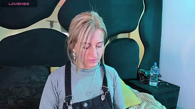 Snapshot of GiaRoussel chatting on March 3, 2026, 4:02 pm GiaRoussel online show from March 3, 2026, 4:02 pm