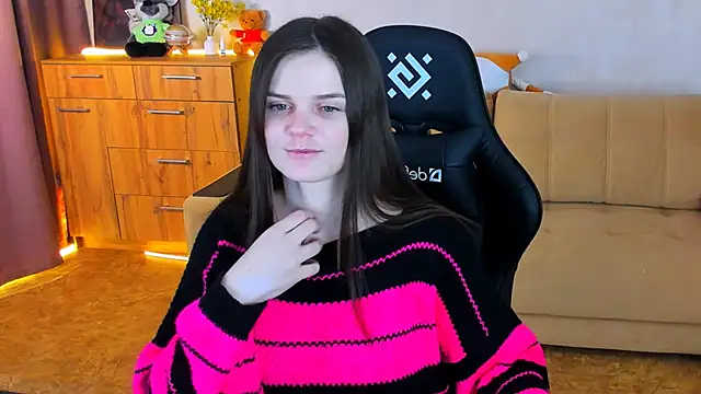 Lora Cain online show from December 9, 2024, 3:44 pm