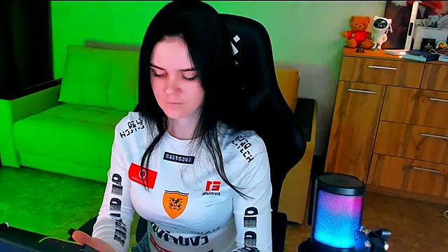 Lora Cain online show from February 12, 2025, 3:05 pm