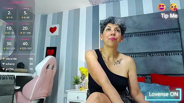 Julianewell online show from March 12, 2025, 3:51 pm