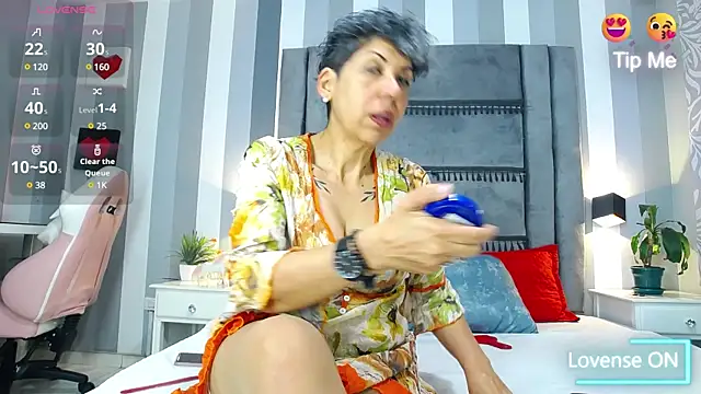 Julianewell online show from March 19, 2025, 12:34 pm