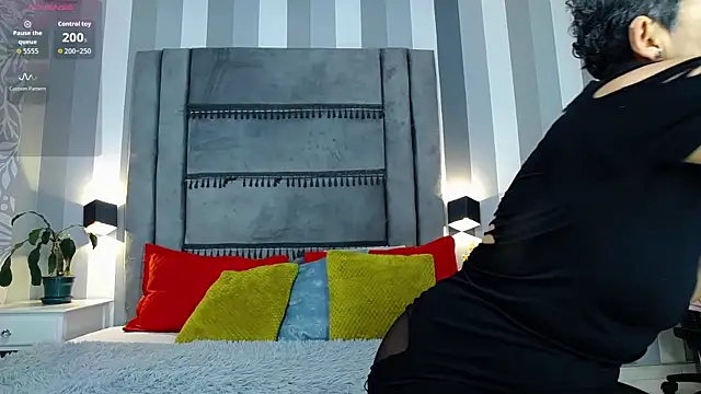 Julianewell online show from October 10, 2025, 12:37 pm