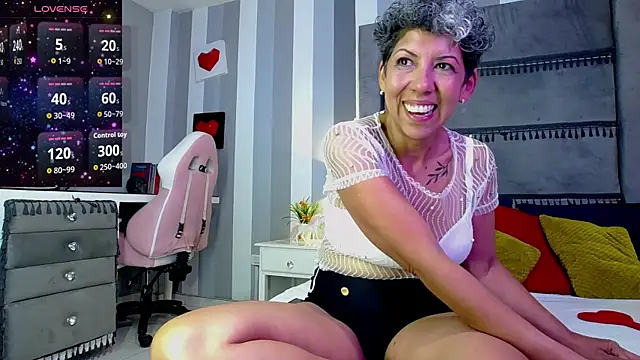 Snapshot of Julianewell chatting on July 4, 2026, 12:22 pm Julianewell online show from July 4, 2026, 12:22 pm