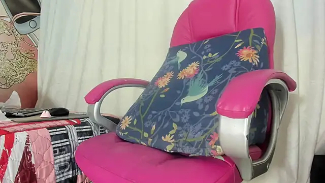 Snapshot of KOURTNEY-- chatting on February 10, 2025, 4:30 am KOURTNEY-- online show from February 10, 2025, 4:30 am