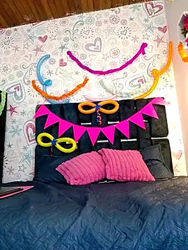 Snapshot of KOURTNEY-- chatting on March 1, 2025, 1:22 am KOURTNEY-- online show from March 1, 2025, 1:22 am