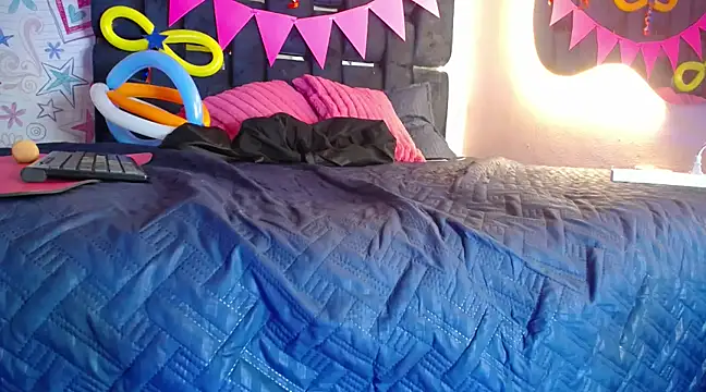 Snapshot of KOURTNEY-- chatting on March 1, 2025, 4:26 am KOURTNEY-- online show from March 1, 2025, 4:26 am