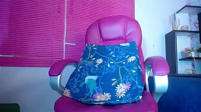 Snapshot of KOURTNEY-- chatting on March 9, 2025, 7:23 am KOURTNEY-- online show from March 9, 2025, 7:23 am