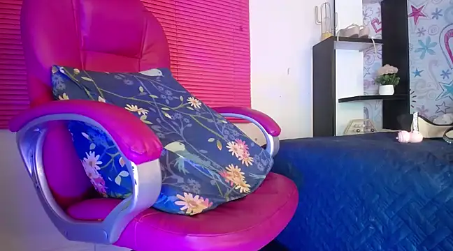 Snapshot of KOURTNEY-- chatting on March 13, 2025, 7:53 am KOURTNEY-- online show from March 13, 2025, 7:53 am