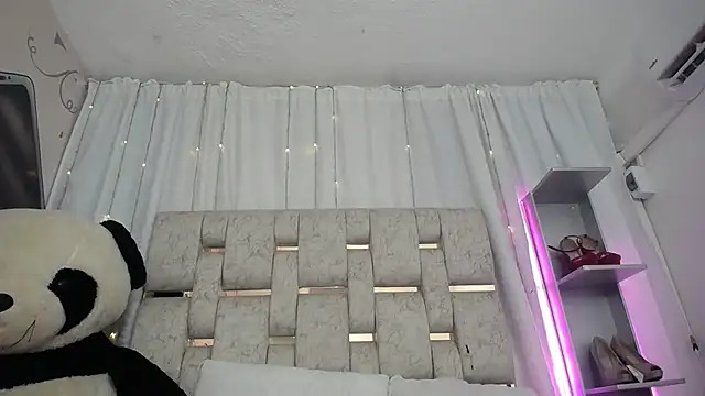 Snapshot of KOURTNEY-- chatting on September 12, 2025, 2:22 am KOURTNEY-- online show from September 12, 2025, 2:22 am