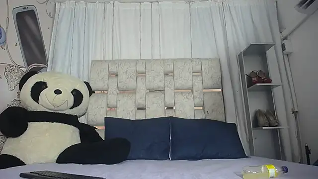 Snapshot of KOURTNEY-- chatting on October 6, 2025, 1:47 am KOURTNEY-- online show from October 6, 2025, 1:47 am