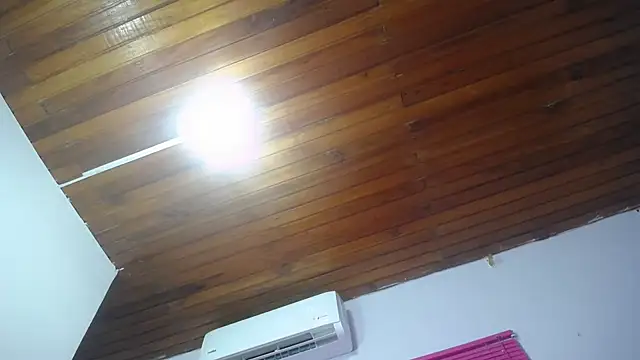 Snapshot of KOURTNEY-- chatting on October 7, 2025, 2:31 am KOURTNEY-- online show from October 7, 2025, 2:31 am