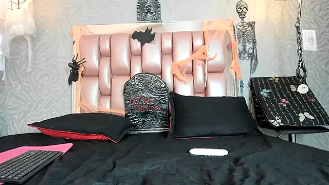 Snapshot of KOURTNEY-- chatting on October 25, 2025, 2:08 am KOURTNEY-- online show from October 25, 2025, 2:08 am