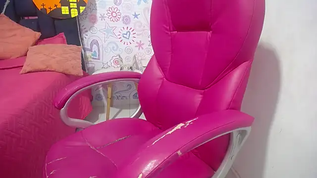 Snapshot of KOURTNEY-- chatting on October 29, 2025, 2:14 am KOURTNEY-- online show from October 29, 2025, 2:14 am