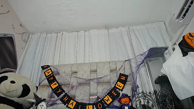 Snapshot of KOURTNEY-- chatting on October 31, 2025, 1:28 am KOURTNEY-- online show from October 31, 2025, 1:28 am