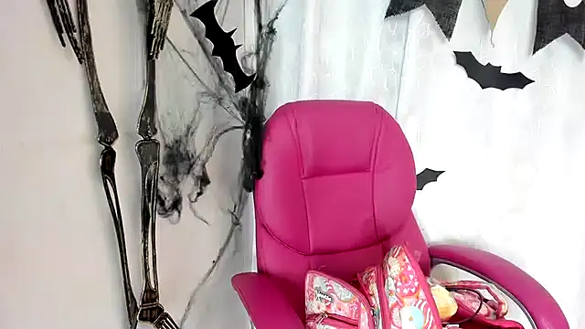 Snapshot of KOURTNEY-- chatting on November 3, 2025, 2:57 am KOURTNEY-- online show from November 3, 2025, 2:57 am