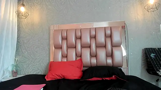 Snapshot of KOURTNEY-- chatting on November 7, 2025, 2:33 am KOURTNEY-- online show from November 7, 2025, 2:33 am